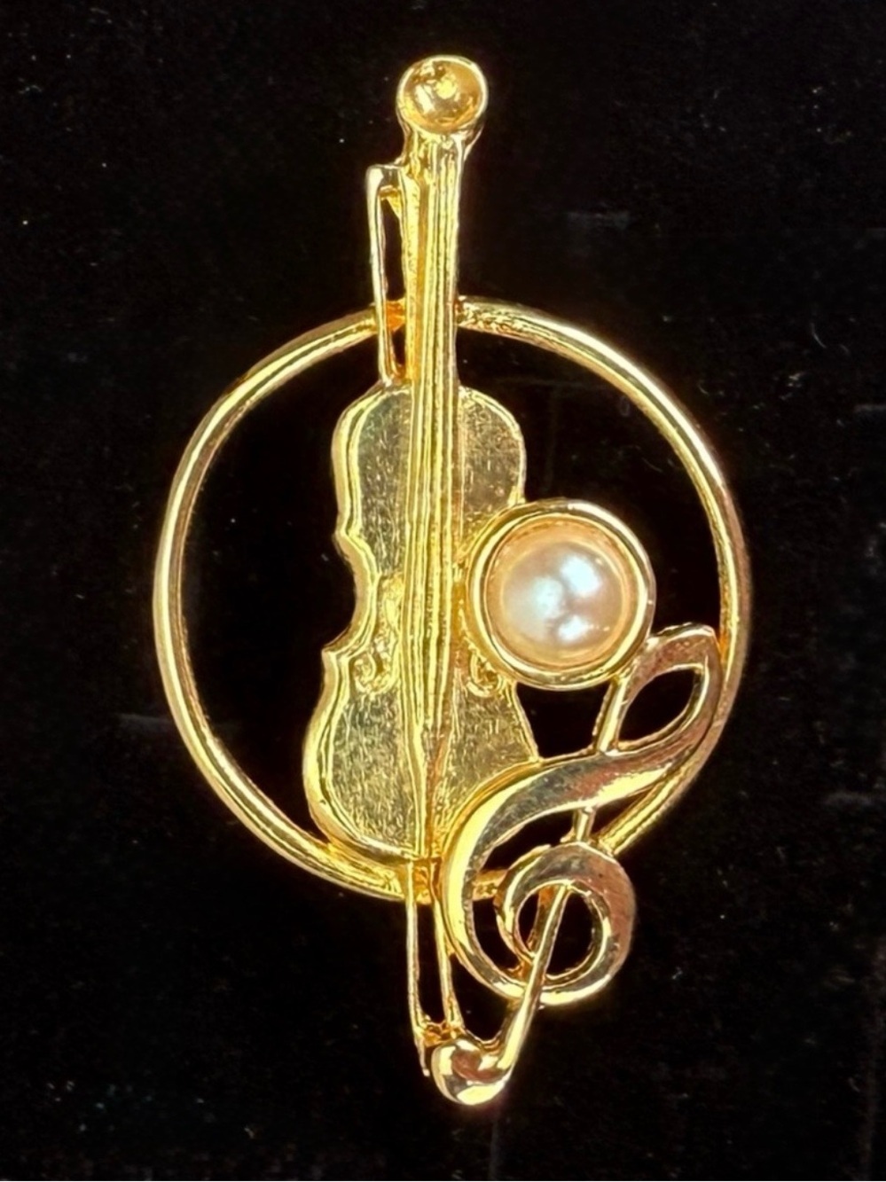 Elegant Goldtone Violin Brooch with Faux Pearl Accent